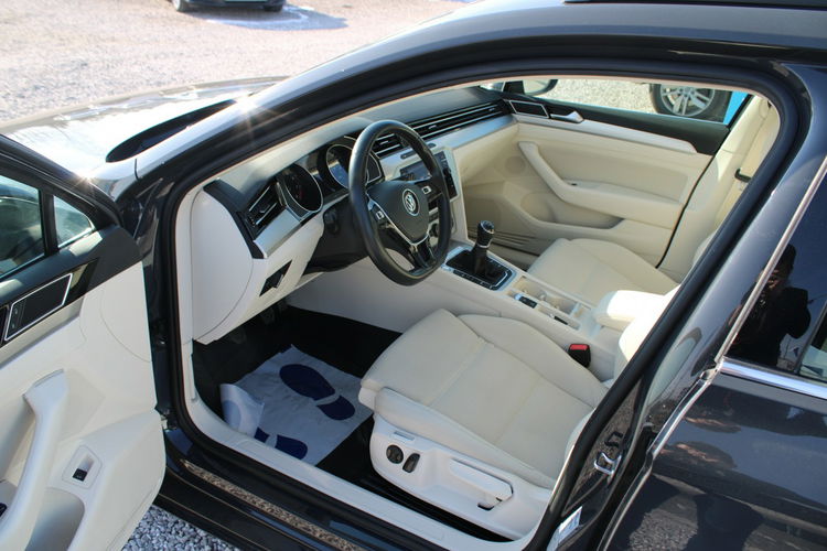 Volkswagen Passat ESSENCE LED F-vat Salon Polska Gwarancja zdjęcie 12