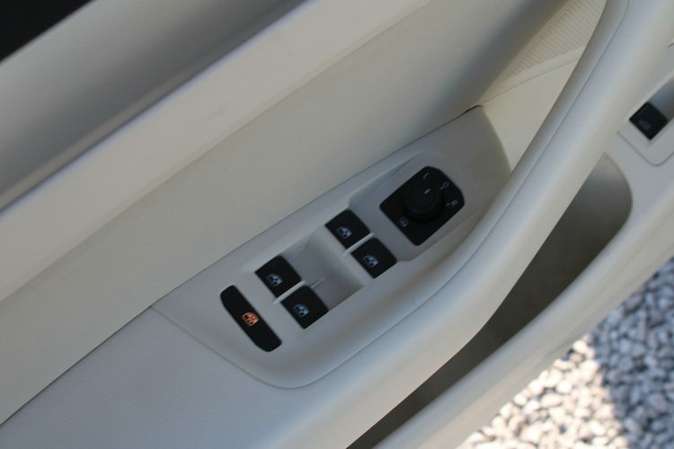 Volkswagen Passat ESSENCE LED F-vat Salon Polska Gwarancja zdjęcie 13
