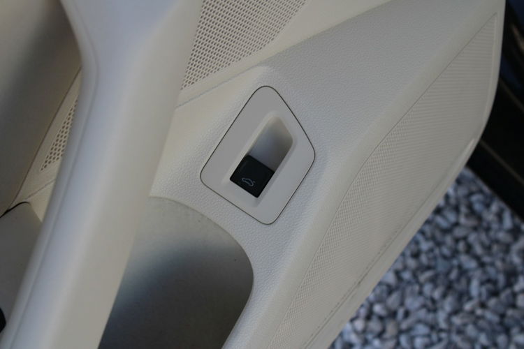 Volkswagen Passat ESSENCE LED F-vat Salon Polska Gwarancja zdjęcie 14