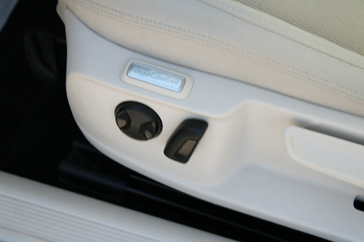 Volkswagen Passat ESSENCE LED F-vat Salon Polska Gwarancja zdjęcie 16