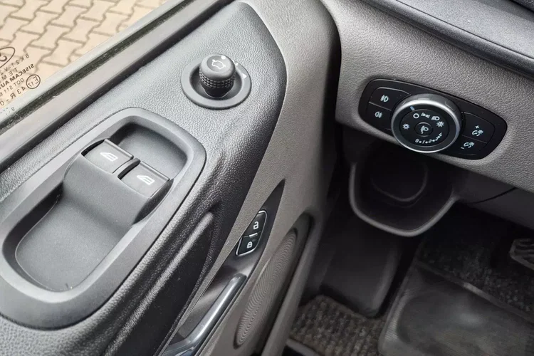 Ford Transit Custom L2H1 64900zł NETTO 2.0TdCi/170KM zdjęcie 19