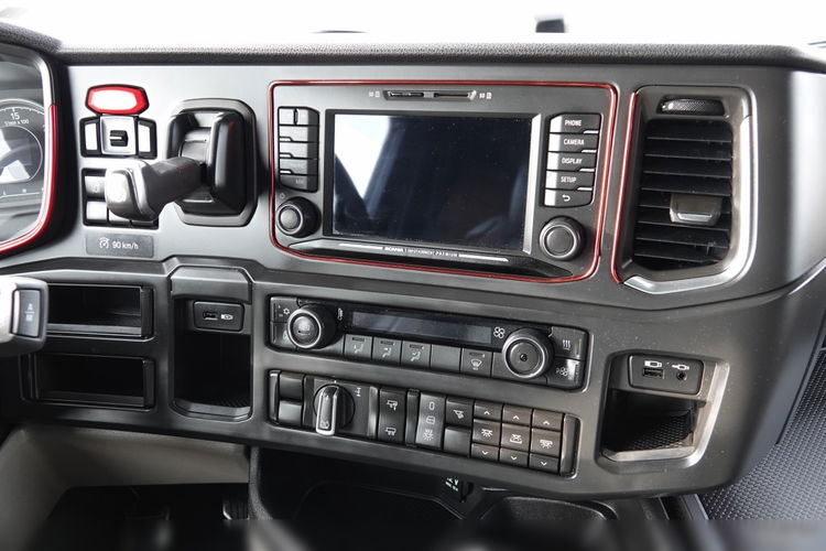 Scania S 520 / V8 / RETARDER / KLIMA POSTOJOWA / SKÓRY / OPONY 100% / BOGATE WYPOSAŻENIE / PO KONTRAKCIE SERWISOWYM zdjęcie 30