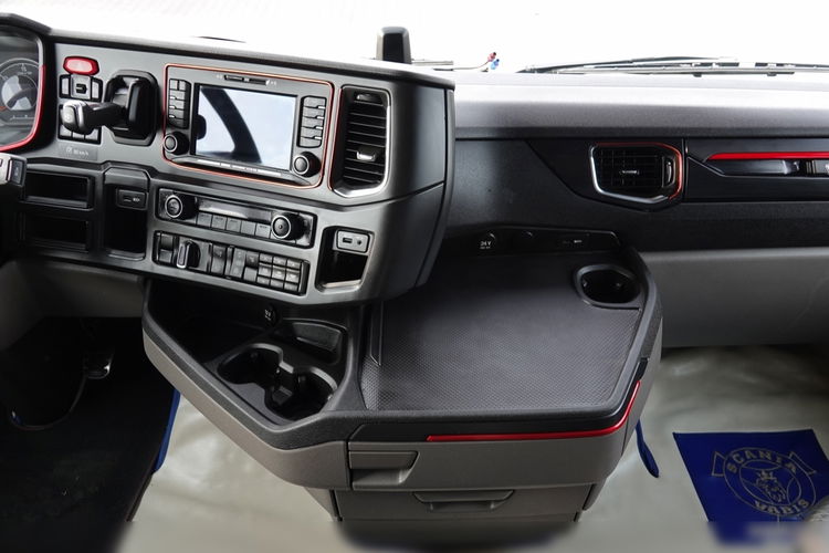 Scania S 520 / V8 / RETARDER / KLIMA POSTOJOWA / SKÓRY / OPONY 100% / BOGATE WYPOSAŻENIE / PO KONTRAKCIE SERWISOWYM zdjęcie 31