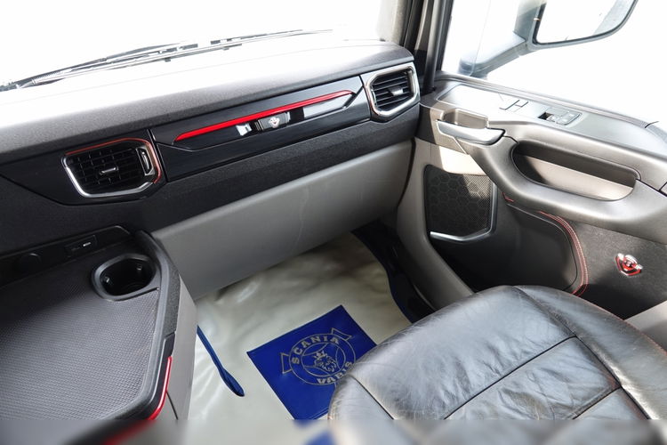 Scania S 520 / V8 / RETARDER / KLIMA POSTOJOWA / SKÓRY / OPONY 100% / BOGATE WYPOSAŻENIE / PO KONTRAKCIE SERWISOWYM zdjęcie 32
