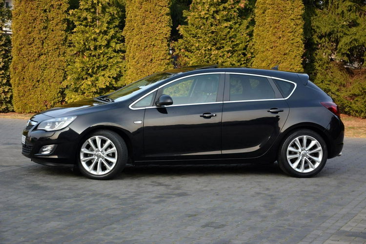 Opel Astra Skóry Duża Navi bi-xenon Szyber Ledy 2xParktr.Chrom Cosmo Alu 18" zdjęcie 12