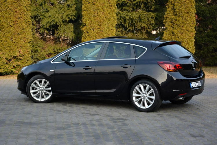 Opel Astra Skóry Duża Navi bi-xenon Szyber Ledy 2xParktr.Chrom Cosmo Alu 18" zdjęcie 13