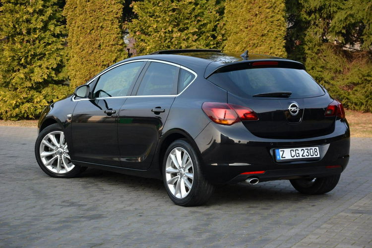 Opel Astra Skóry Duża Navi bi-xenon Szyber Ledy 2xParktr.Chrom Cosmo Alu 18" zdjęcie 14