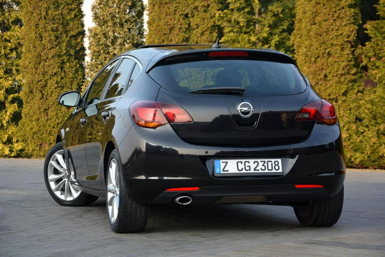 Opel Astra Skóry Duża Navi bi-xenon Szyber Ledy 2xParktr.Chrom Cosmo Alu 18" zdjęcie 15