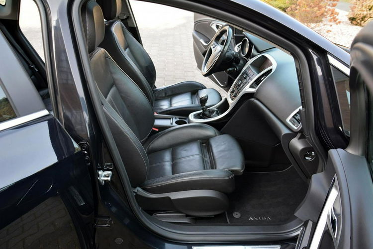 Opel Astra Skóry Duża Navi bi-xenon Szyber Ledy 2xParktr.Chrom Cosmo Alu 18" zdjęcie 17