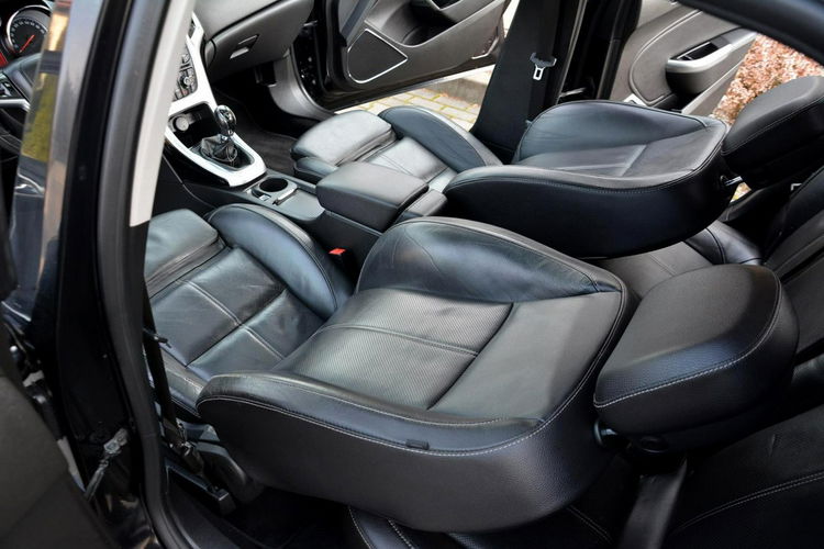 Opel Astra Skóry Duża Navi bi-xenon Szyber Ledy 2xParktr.Chrom Cosmo Alu 18" zdjęcie 24