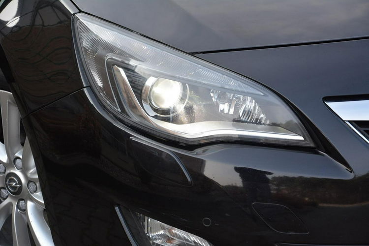 Opel Astra Skóry Duża Navi bi-xenon Szyber Ledy 2xParktr.Chrom Cosmo Alu 18" zdjęcie 5