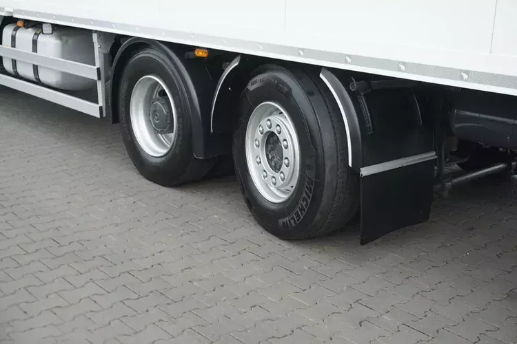 Mercedes ANTOS / 2535 / EURO 6 / CHŁODNIA + WINDA / 23 PALETY / OŚ SKRĘTNA zdjęcie 10