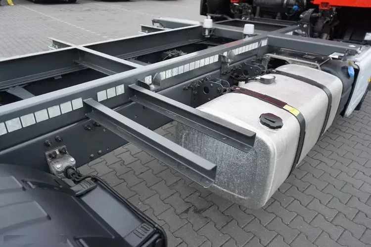 Volvo FM / 370 / ACC / E 6 / BDF / OŚ SKRĘTNA / PEŁNY ADR zdjęcie 17