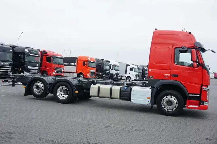 Volvo FM / 370 / ACC / E 6 / BDF / OŚ SKRĘTNA / PEŁNY ADR zdjęcie 4