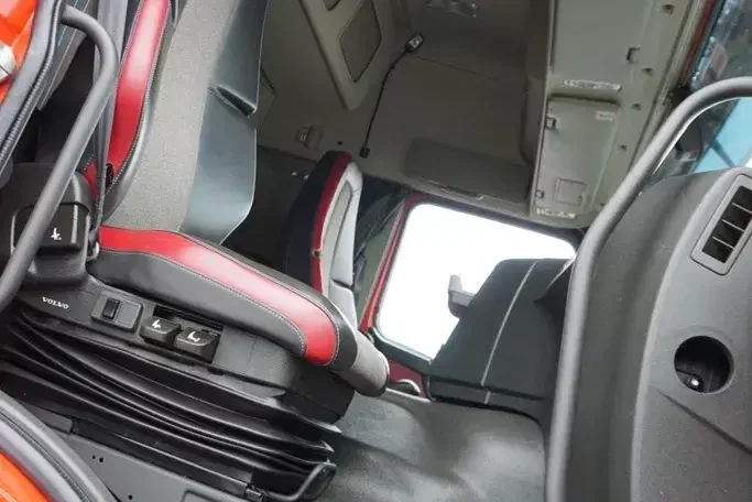 Volvo FM / 370 / ACC / E 6 / BDF / OŚ SKRĘTNA / PEŁNY ADR zdjęcie 8