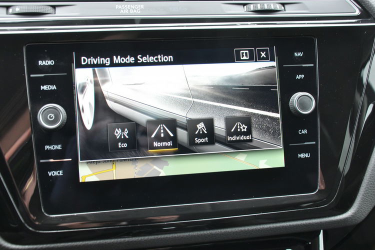 Volkswagen Touran 1.5TSI 150KM DSG Highline 7os Kamera El.Klapa Hak Podgrz.Szyba SalonPL zdjęcie 22