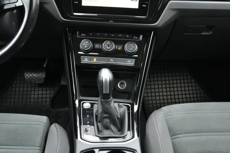 Volkswagen Touran 1.5TSI 150KM DSG Highline 7os Kamera El.Klapa Hak Podgrz.Szyba SalonPL zdjęcie 28