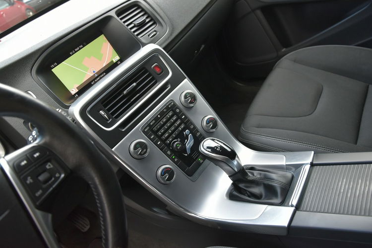 Volvo V60 D3 2.0 150KM Automat 2017r. LED NAVi Skóra Gwarancja BEZWYPADEK zdjęcie 10