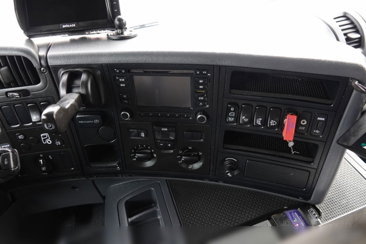 Scania P 320 / 4X2 / WYWROTKA BDF + HDS HMF 635 / STERIWANIE RADIOWE / CHWYTAK / EURO 6 / BDF + KIPPER + HDS  zdjęcie 40
