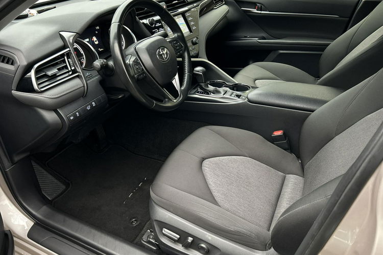Toyota Camry 2.5 HSD 218KM COMFORT, salon Polska, gwarancja, FV23% zdjęcie 10