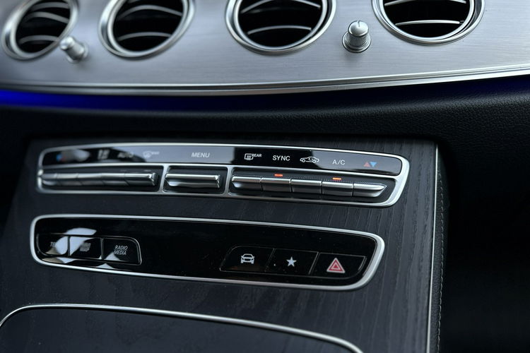 Mercedes E 220 Salon Polska Poleasingowy I właściciel Serwis ASO VAT 23% Bezwypadkowy zdjęcie 19