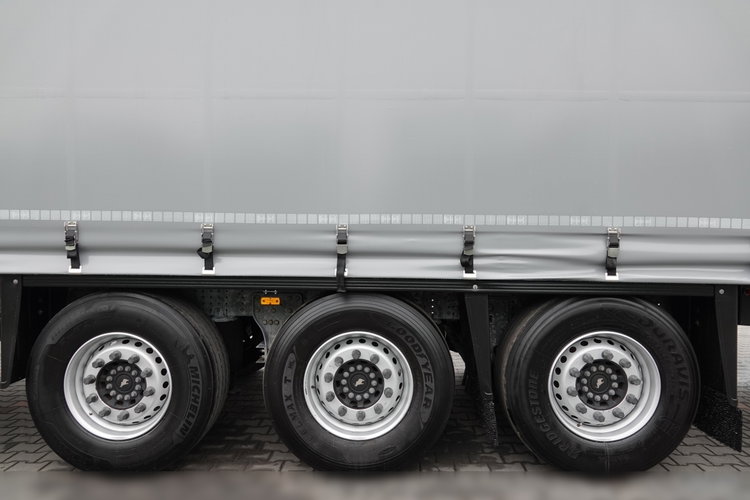 Schmitz -CARGOBULL / FIRANKA / STANDARD / OŚ PODNOSZONA / 2018 ROK / MAŁO UŻYWANA  zdjęcie 24