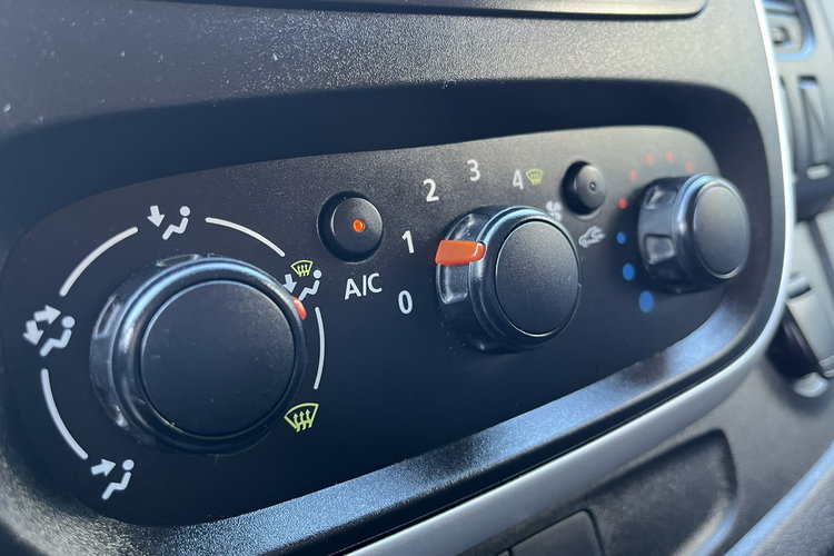 Nissan NV300 Opel Vivaro Renault Trafic Klima El szyby 6 biegów Stan BDB BEzwypadko zdjęcie 15