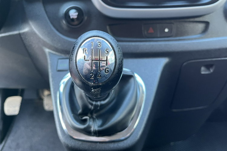 Nissan NV300 Opel Vivaro Renault Trafic Klima El szyby 6 biegów Stan BDB BEzwypadko zdjęcie 16