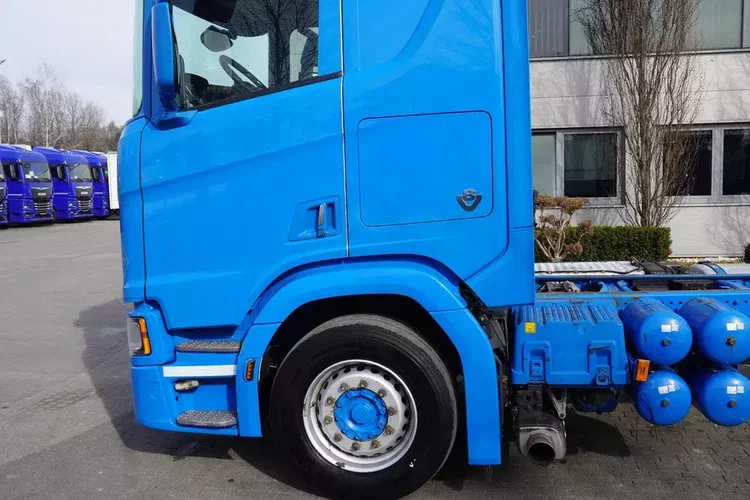 Scania R650 V8 / 650 KM / Rama 8.8 m / 4. oś skrętna zdjęcie 12