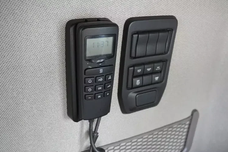 Scania R650 V8 / 650 KM / Rama 8.8 m / 4. oś skrętna zdjęcie 22