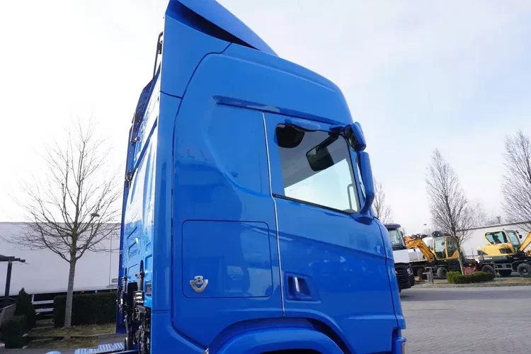 Scania R650 V8 / 650 KM / Rama 8.8 m / 4. oś skrętna zdjęcie 9