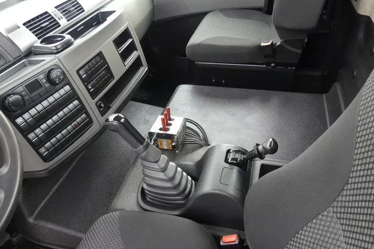 TGL 12.220 / HAKOWIEC 7 t / EURO 6 / / MANUAL / zdjęcie 22