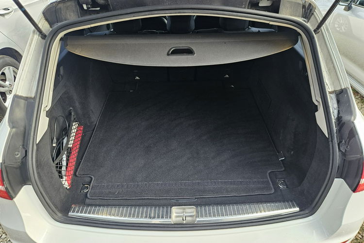 Mercedes E 220 220d 194KM 4 matic Kamery Skóra Avantgarde Zarejestrowany zdjęcie 22