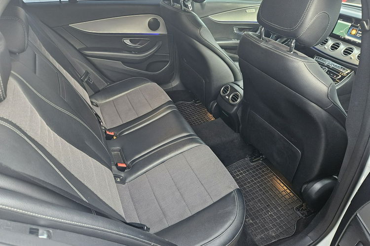 Mercedes E 220 220d 194KM 4 matic Kamery Skóra Avantgarde Zarejestrowany zdjęcie 23