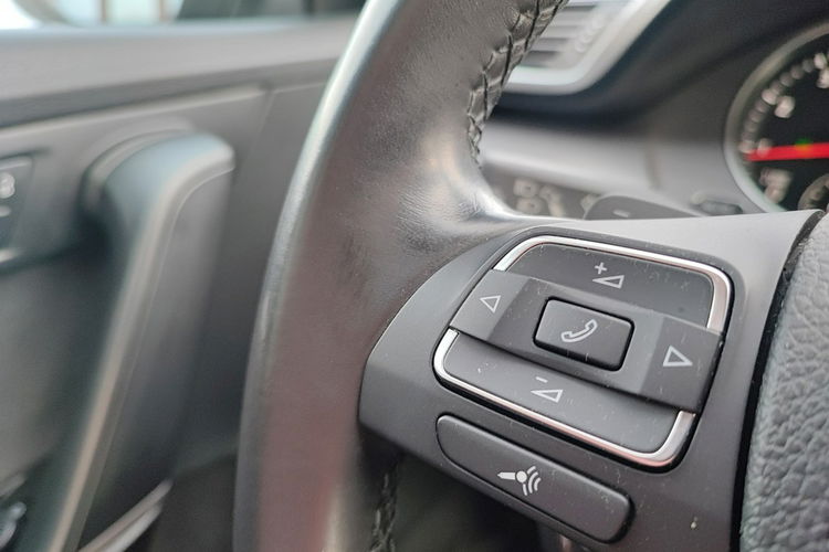 Volkswagen Passat Comfortline 2.0 + DSG + pełny serwis i oryginalny lakier zdjęcie 9