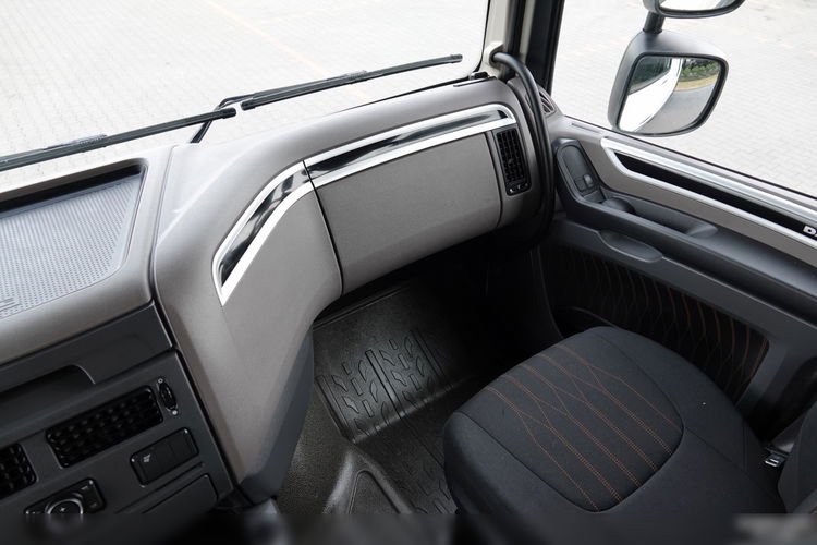 DAF XF 480 / SUPER SPACE CAB / KLIMA POSTOJOWA / OPONY 100% / 290 TYS KM / PO ZŁOTYM KONTRAKCIE SERWISOWYM zdjęcie 33