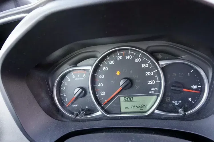 Toyota yaris zdjęcie 12