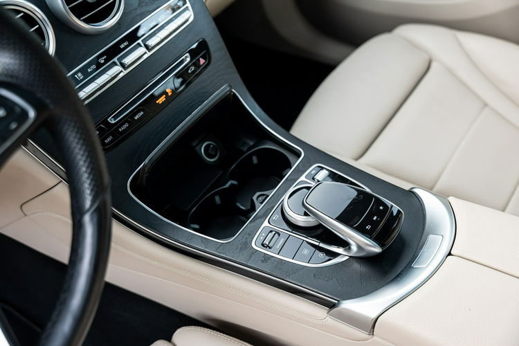 Mercedes GLC 300 4MATIC 2.0 245 KM zdjęcie 26