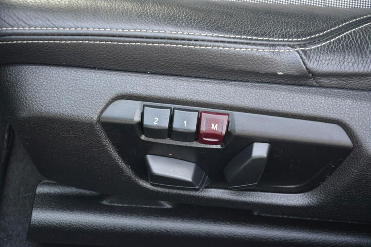 125 Biała Perła Urban Bi-Xenon Ledy Skóry el. fotele Parktronic ASO BMW zdjęcie 22