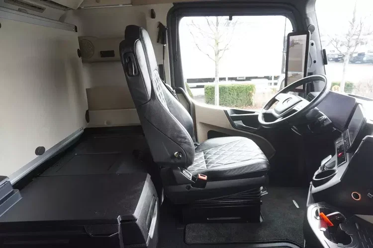 Mercedes Actros 2753 / NOWA chłodnia Lamberet / kabina Gigaspace Salonka / 530 KM zdjęcie 27