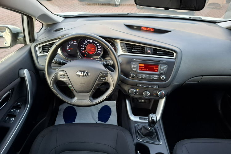 Kia Cee'd 1.4 MPI. Manual. Bogate Wyposażenie. Zadbany. Stan BDB. 2 x koła. zdjęcie 16