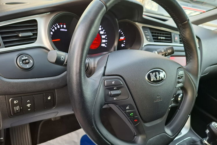 Kia Cee'd 1.4 MPI. Manual. Bogate Wyposażenie. Zadbany. Stan BDB. 2 x koła. zdjęcie 20