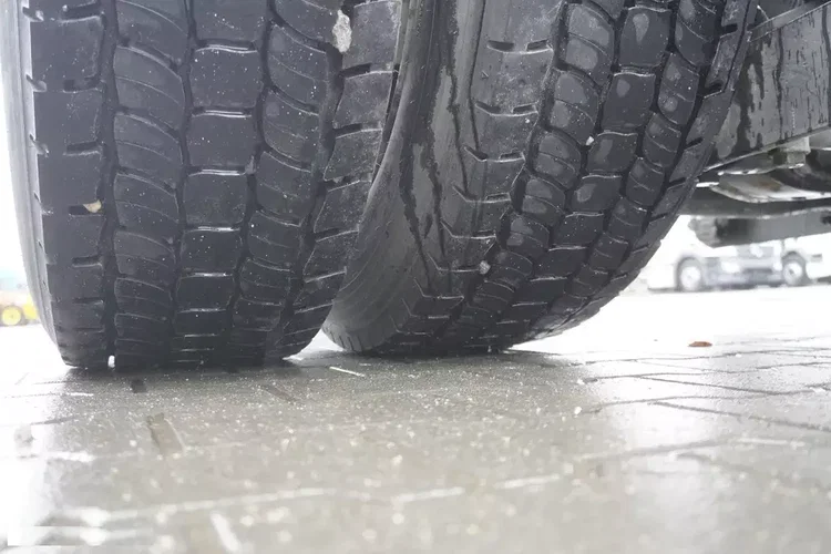 Mercedes Actros 1824 / Rama do zabudowy 9.1 m / kabina sypialna zdjęcie 13