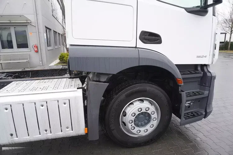 Mercedes Actros 1824 / Rama do zabudowy 9.1 m / kabina sypialna zdjęcie 17