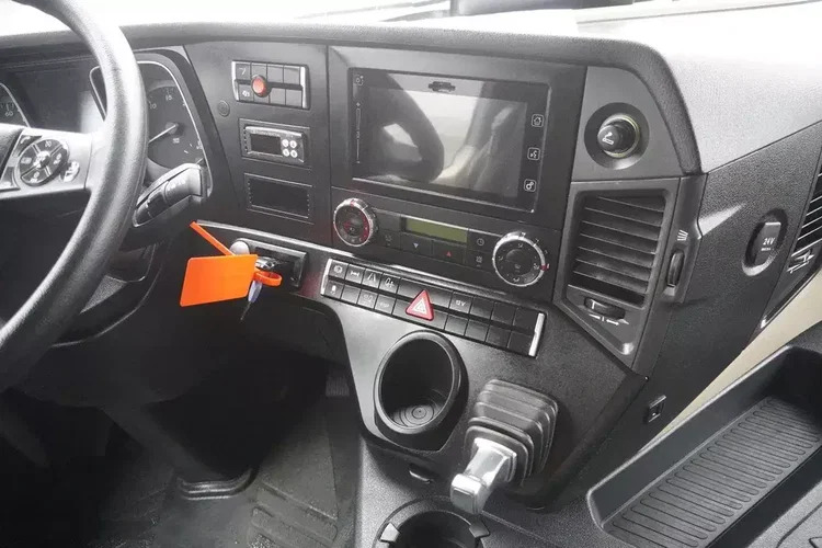 Mercedes Actros 1824 / Rama do zabudowy 9.1 m / kabina sypialna zdjęcie 29
