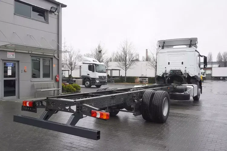 Mercedes Actros 1824 / Rama do zabudowy 9.1 m / kabina sypialna zdjęcie 3