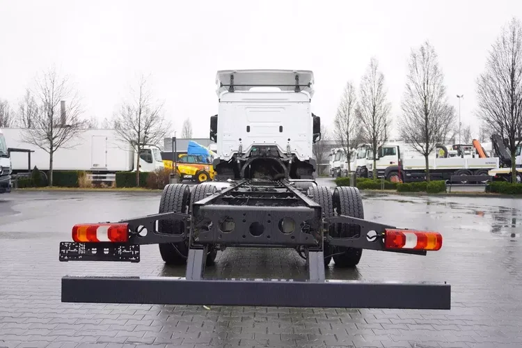 Mercedes Actros 1824 / Rama do zabudowy 9.1 m / kabina sypialna zdjęcie 4