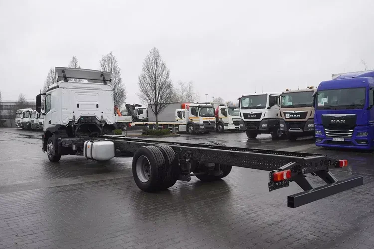 Mercedes Actros 1824 / Rama do zabudowy 9.1 m / kabina sypialna zdjęcie 5