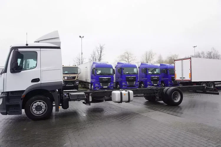 Mercedes Actros 1824 / Rama do zabudowy 9.1 m / kabina sypialna zdjęcie 6