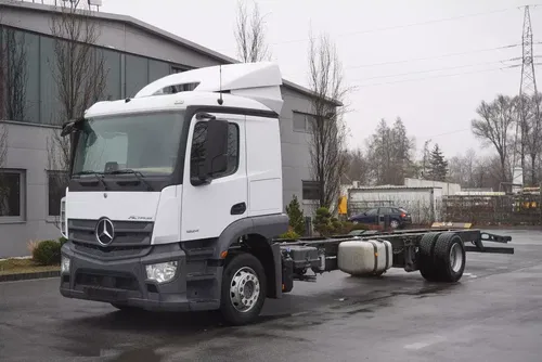 Mercedes Actros 1824 / Rama do zabudowy 9.1 m / kabina sypialna